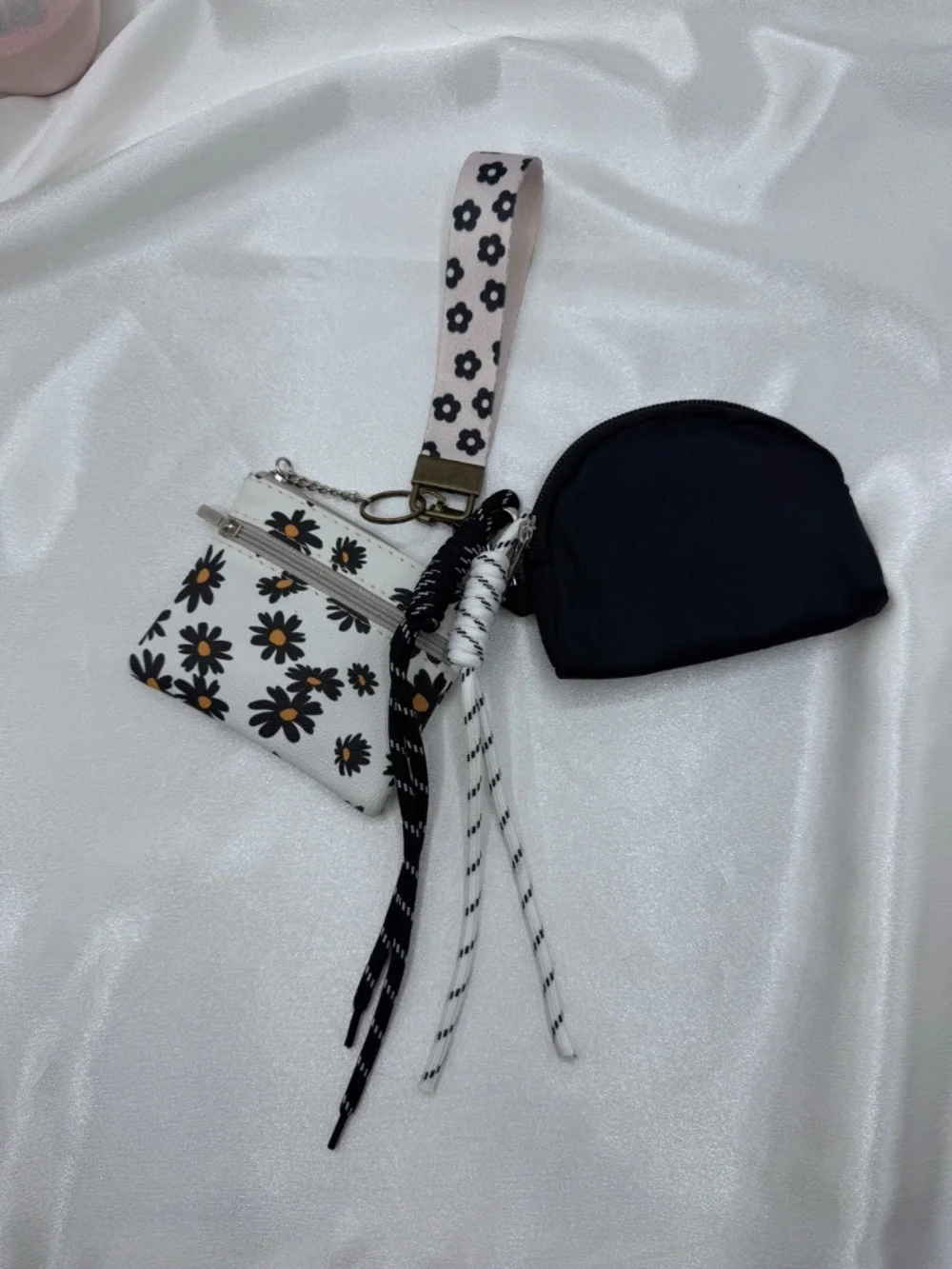 Black & White Daisy Wristlet Coin Purse Keychain